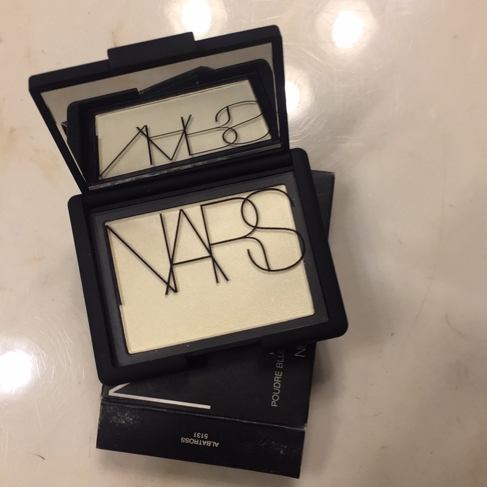 Highlighting blush powder